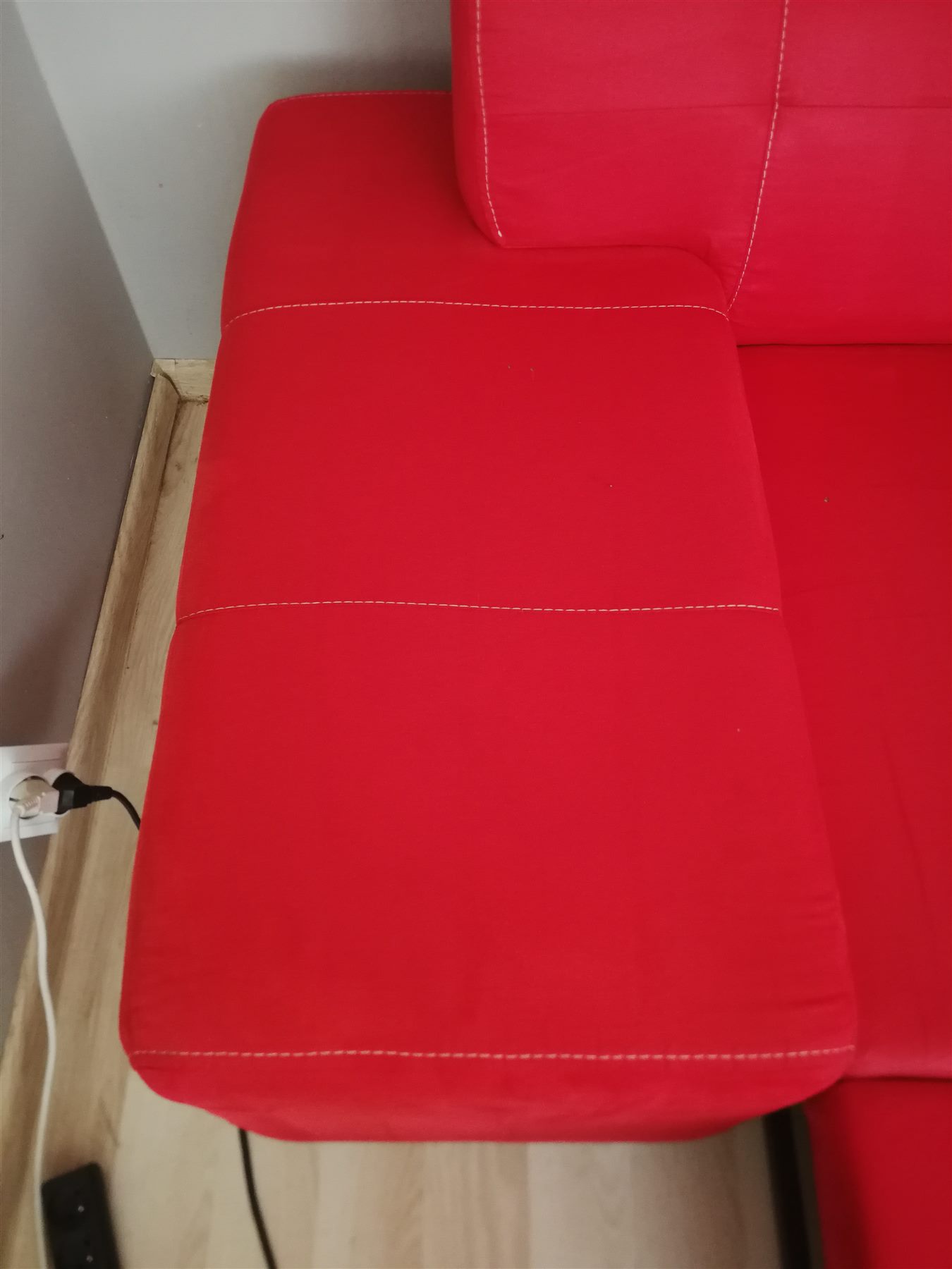 Podłokietnik czerwonej kanapy po czyszczeniu